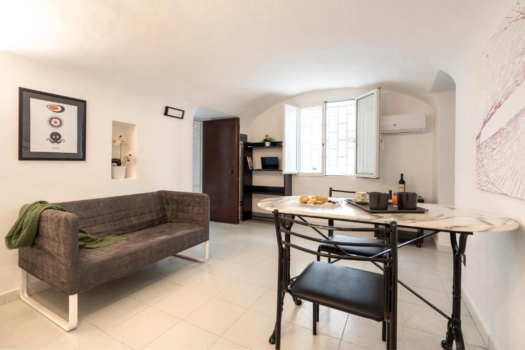 White&Grey Comfy Apartment