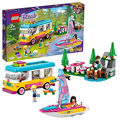 LEGO 41681 Friends Camper Van nel Bosco con Barca a Vela, Playset Giocattolo con Mini Bamboline di Stephanie, Emma ed