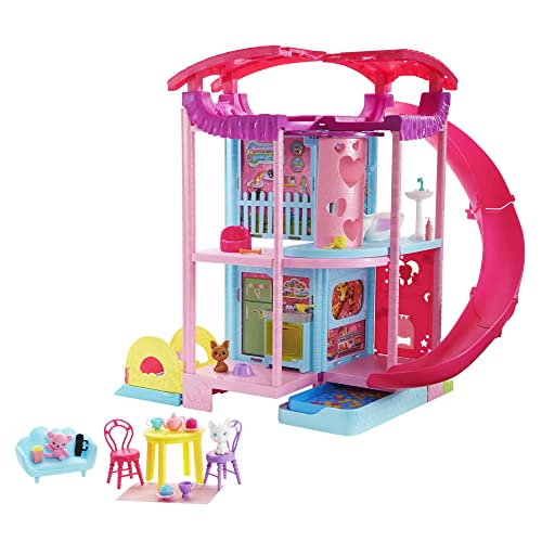 Barbie La Casa dei Giochi di Chelsea - Casa per Bambole Trasformabile - 2 Cuccioli - Oltre 20 Accessori - Alta 50 cm -